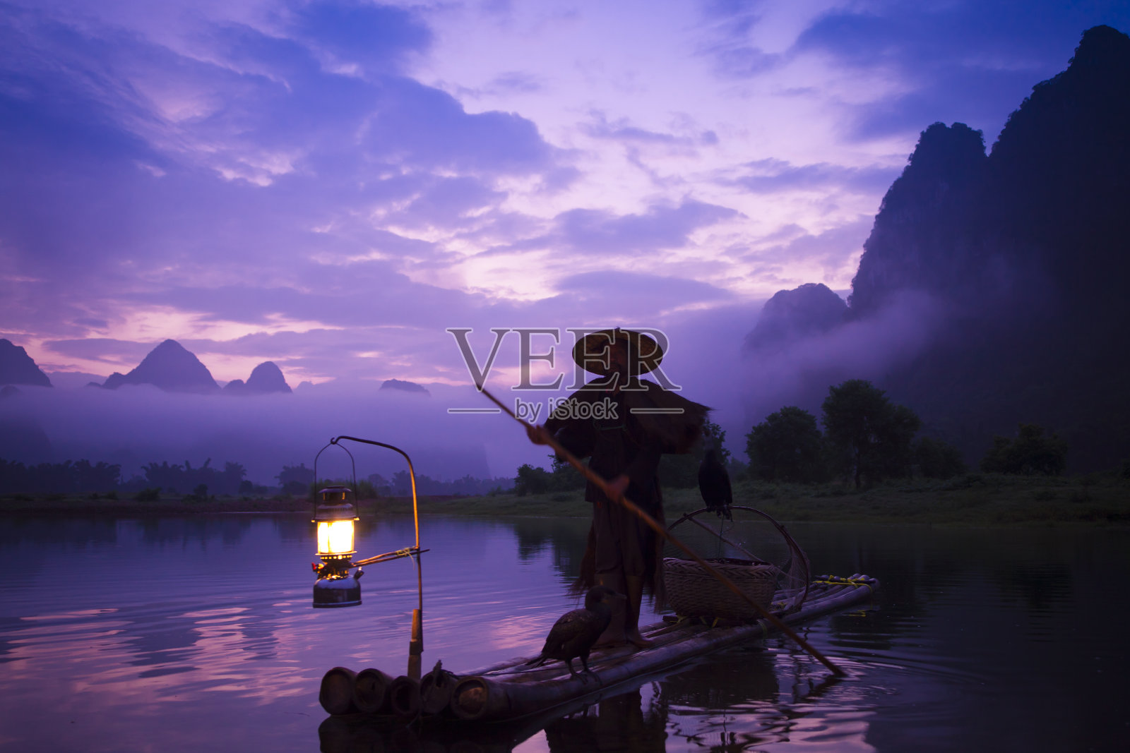 渔民在漓江上捕鱼照片摄影图片