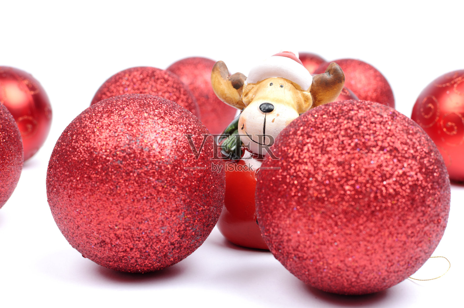 红色圣诞装饰物和驯鹿照片摄影图片