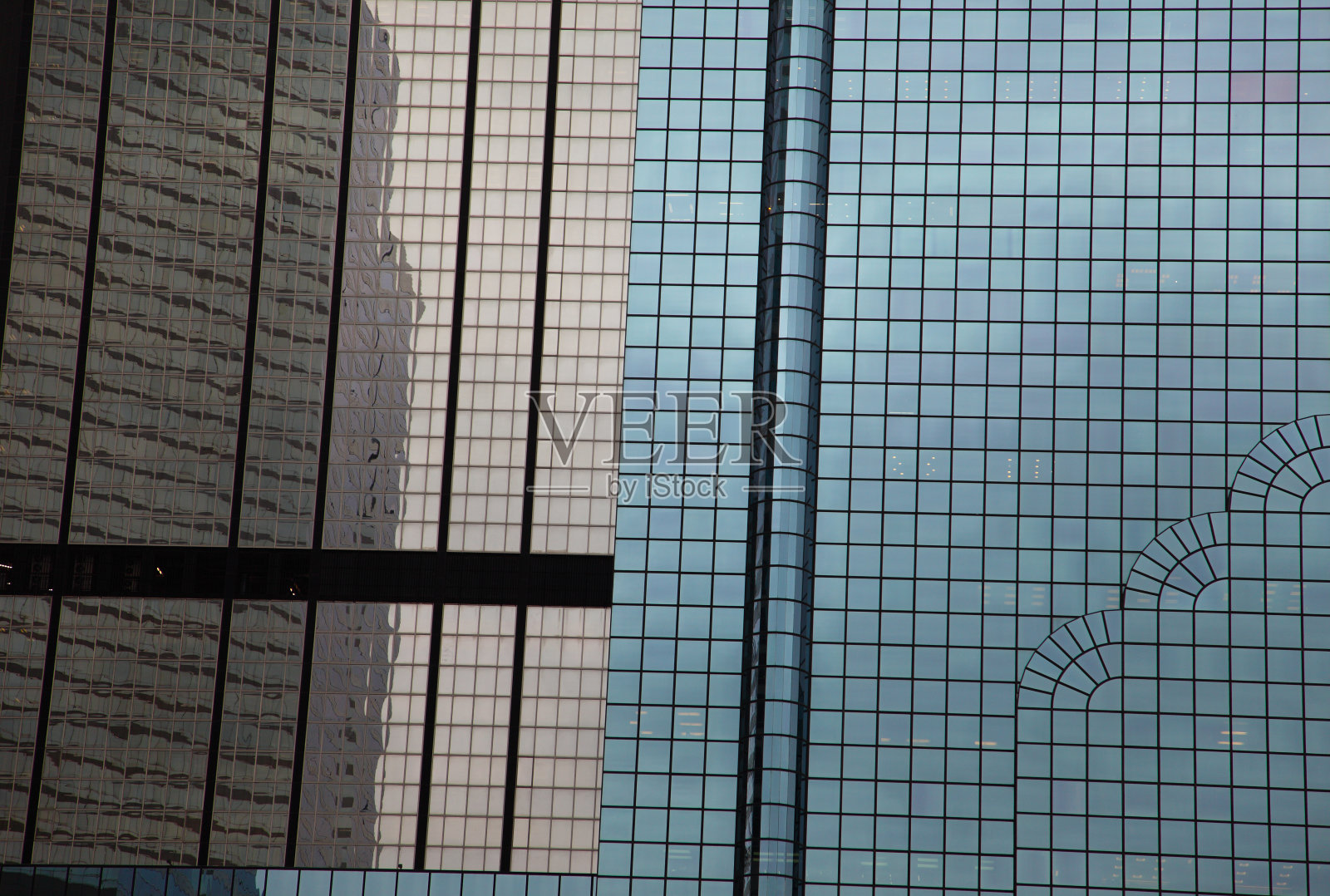 蓝色和棕色的玻璃办公大楼照片摄影图片