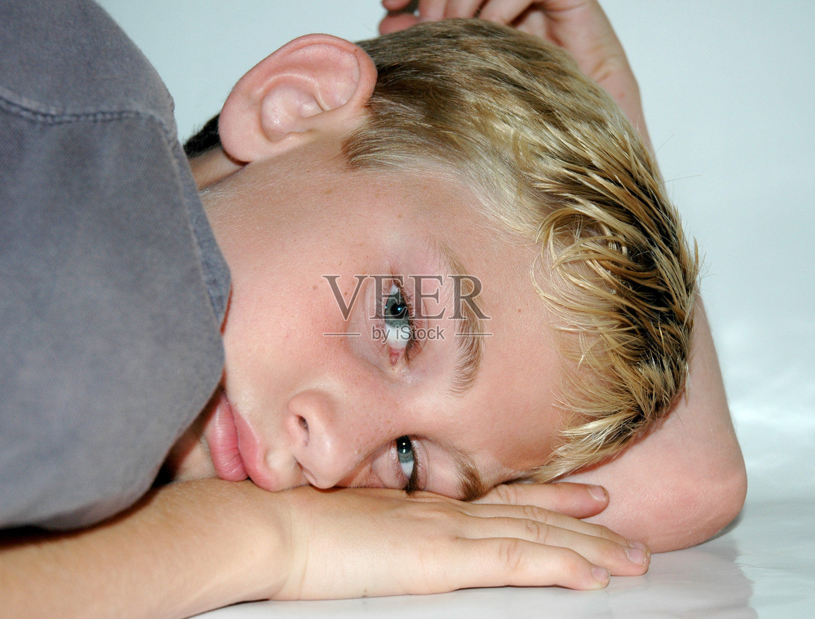 男孩休息照片摄影图片