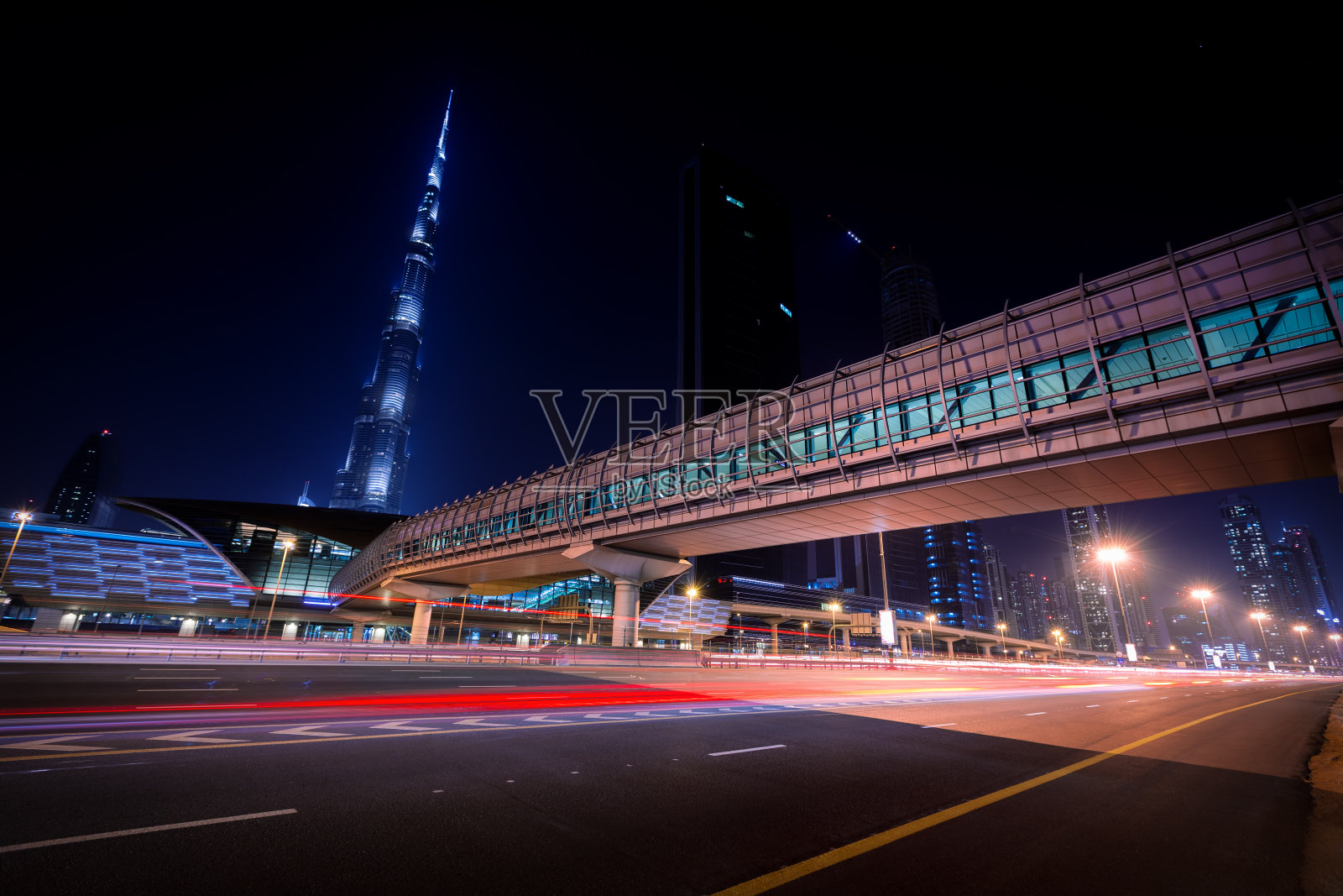 夜晚的人行道照片摄影图片