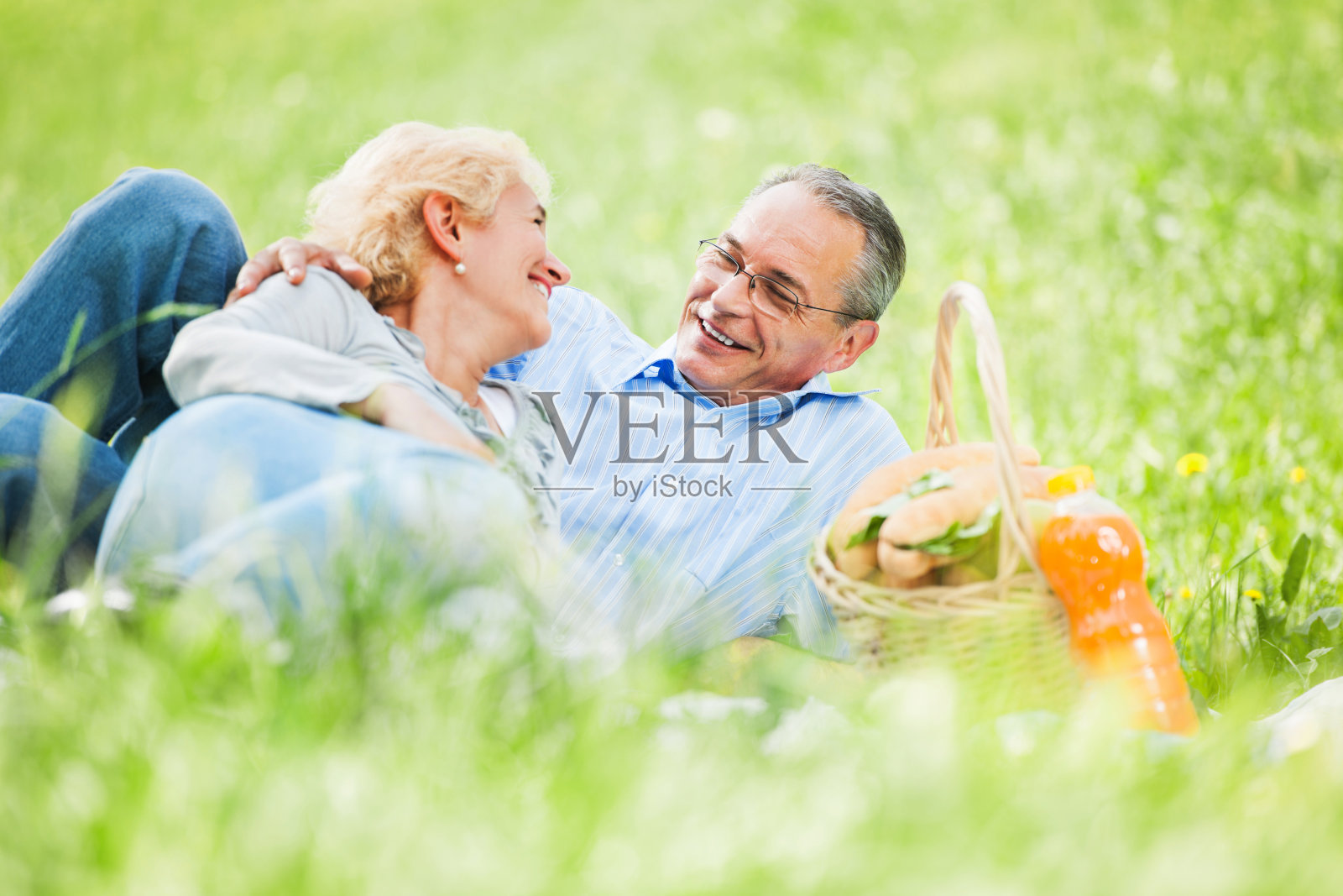 可爱的成熟夫妇在公园野餐。照片摄影图片