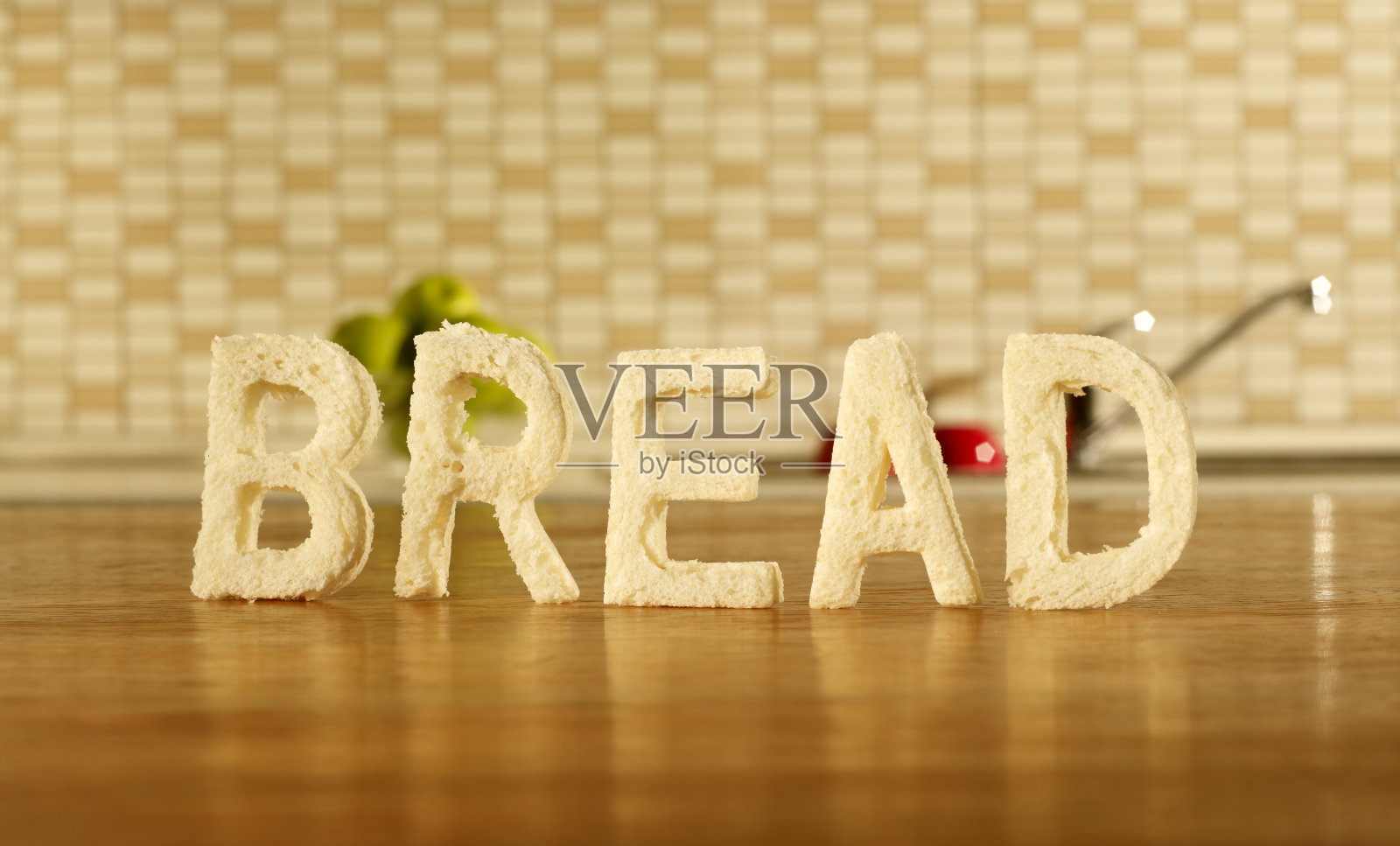 厨房的桌子上,写着面包照片摄影图片