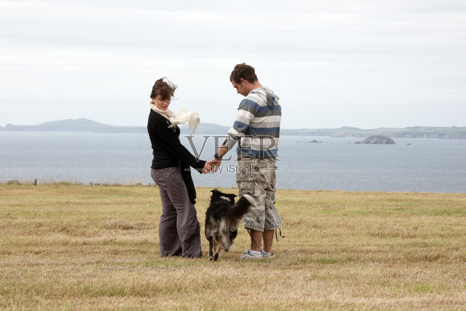 年轻夫妇和狗照片摄影图片