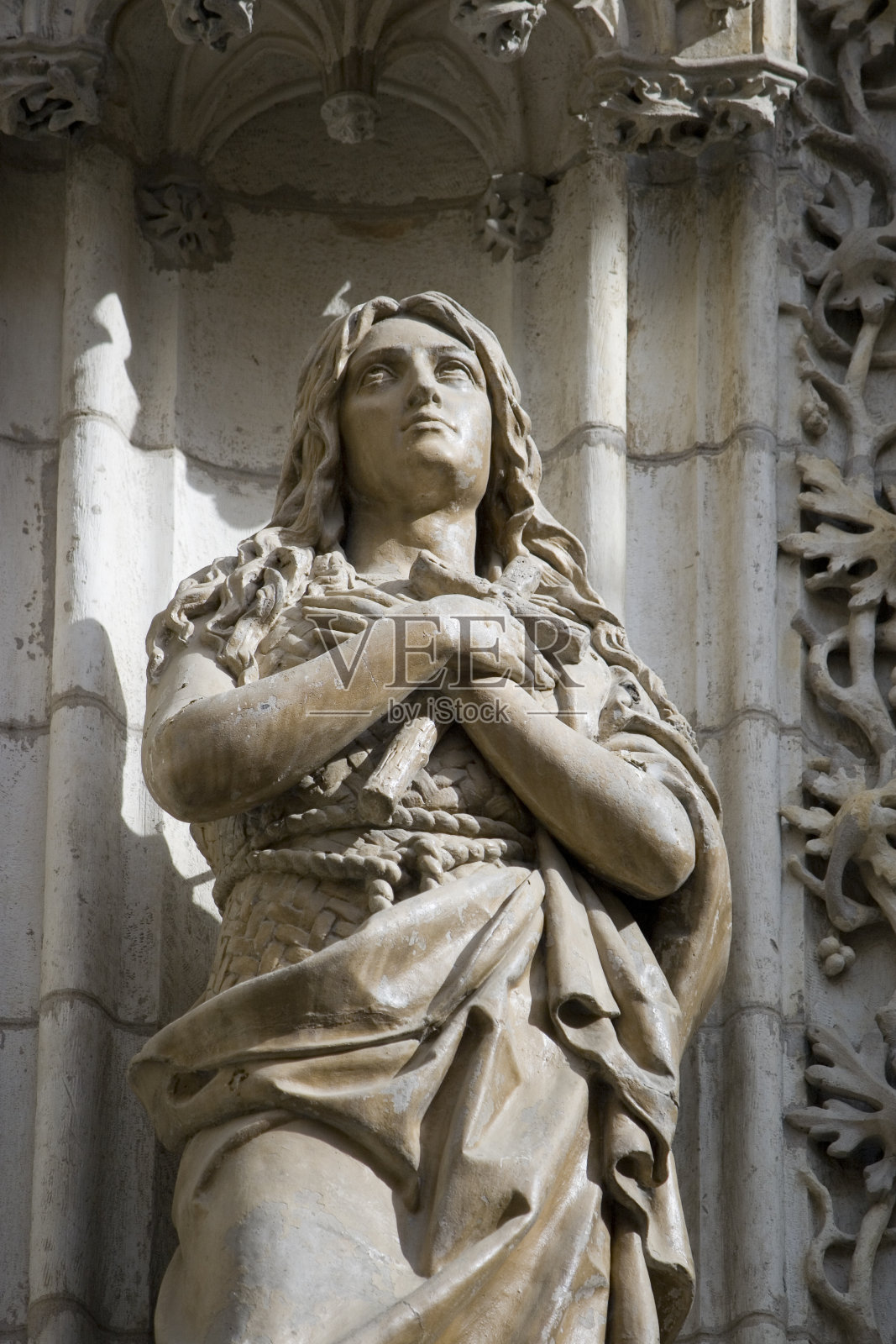 塞维利亚大教堂主入口处的雕像照片摄影图片