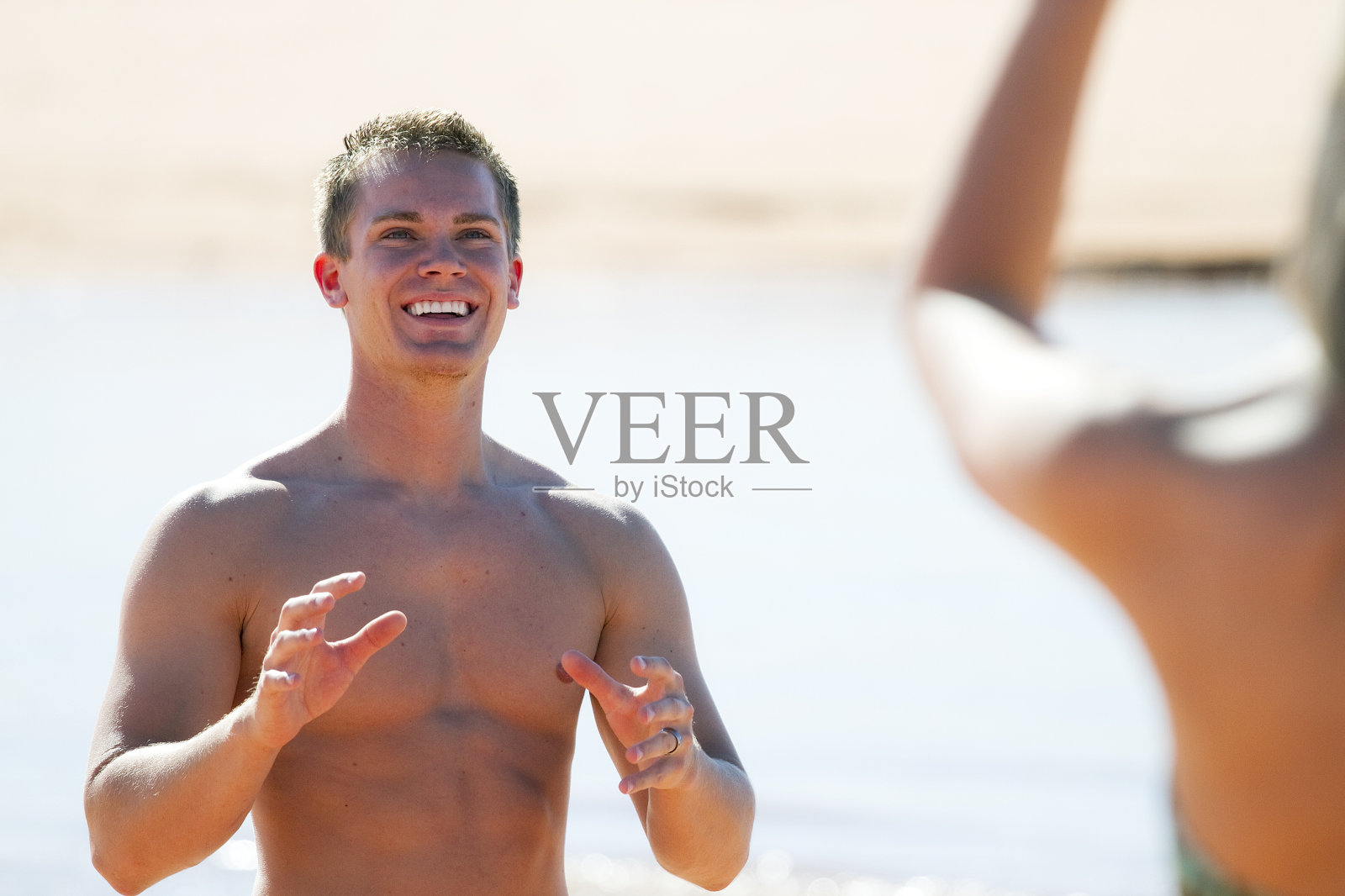 海滩上的年轻夫妇照片摄影图片