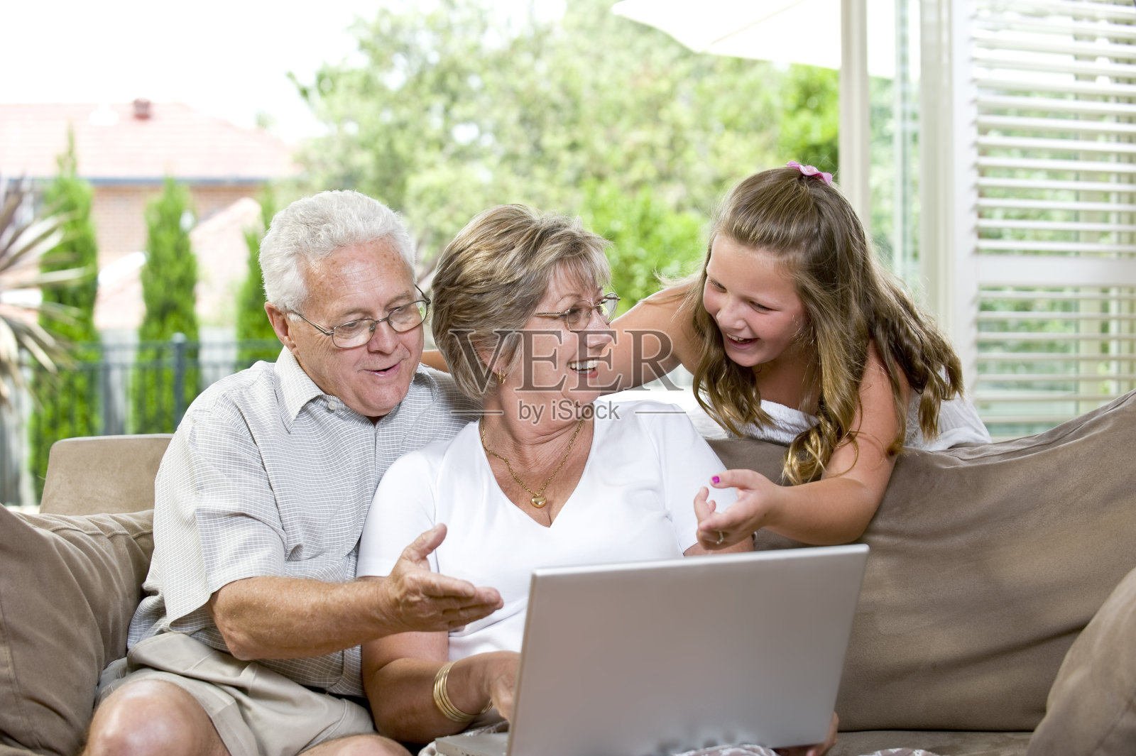 祖父母和他们的孙女用电脑照片摄影图片