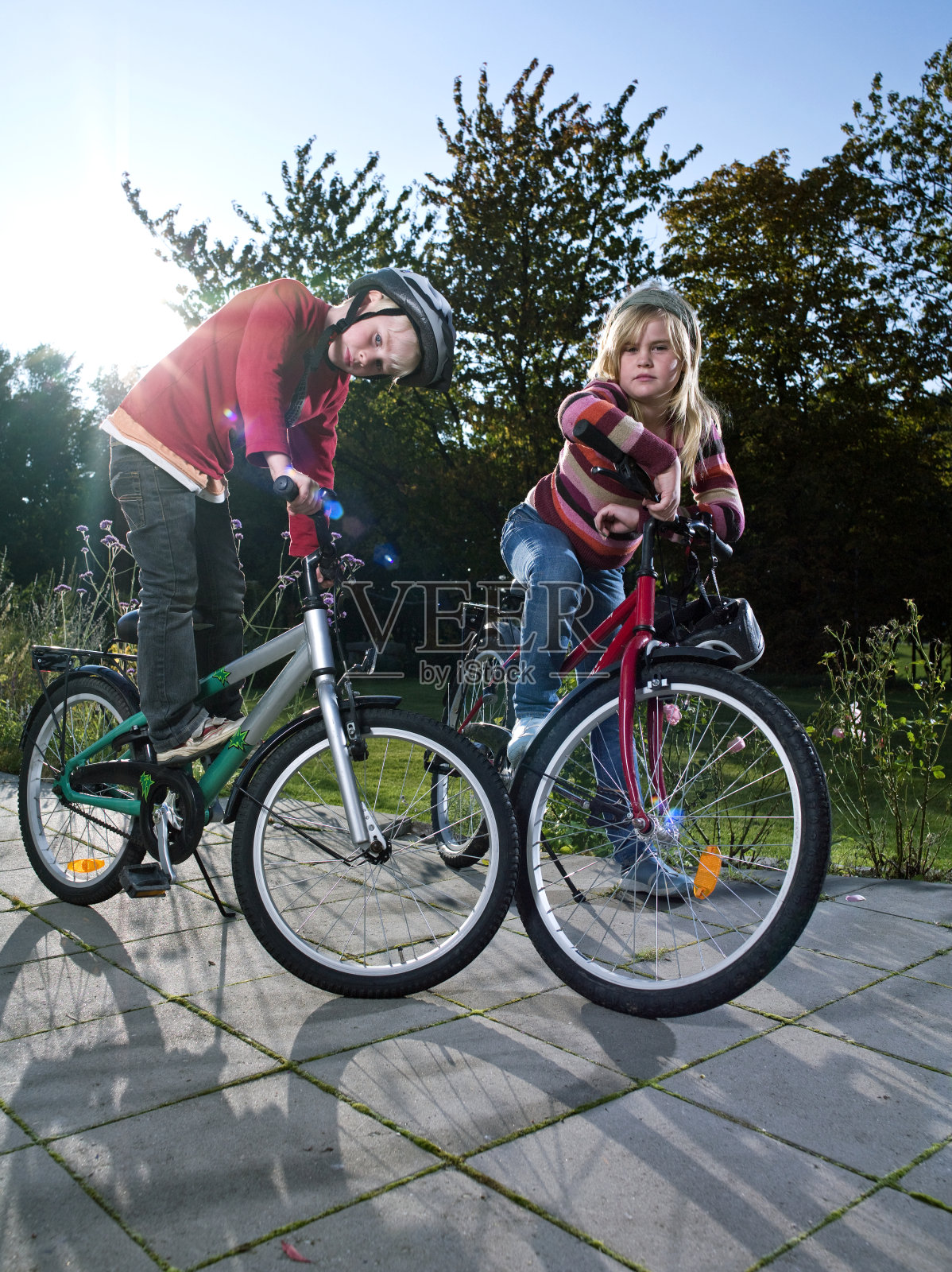 孩子们骑自行车照片摄影图片