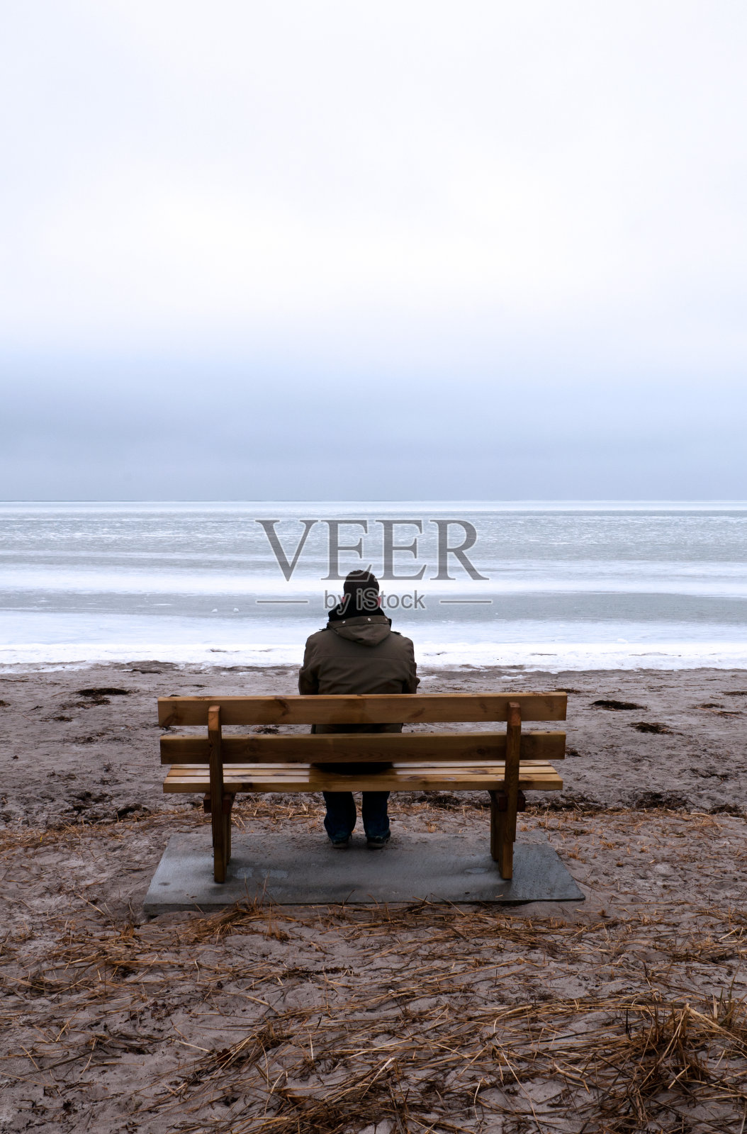 独自一人在海边的长椅上过冬照片摄影图片