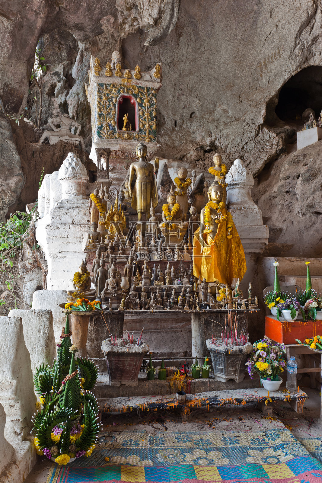 老挝琅勃拉邦的北瓯洞穴照片摄影图片