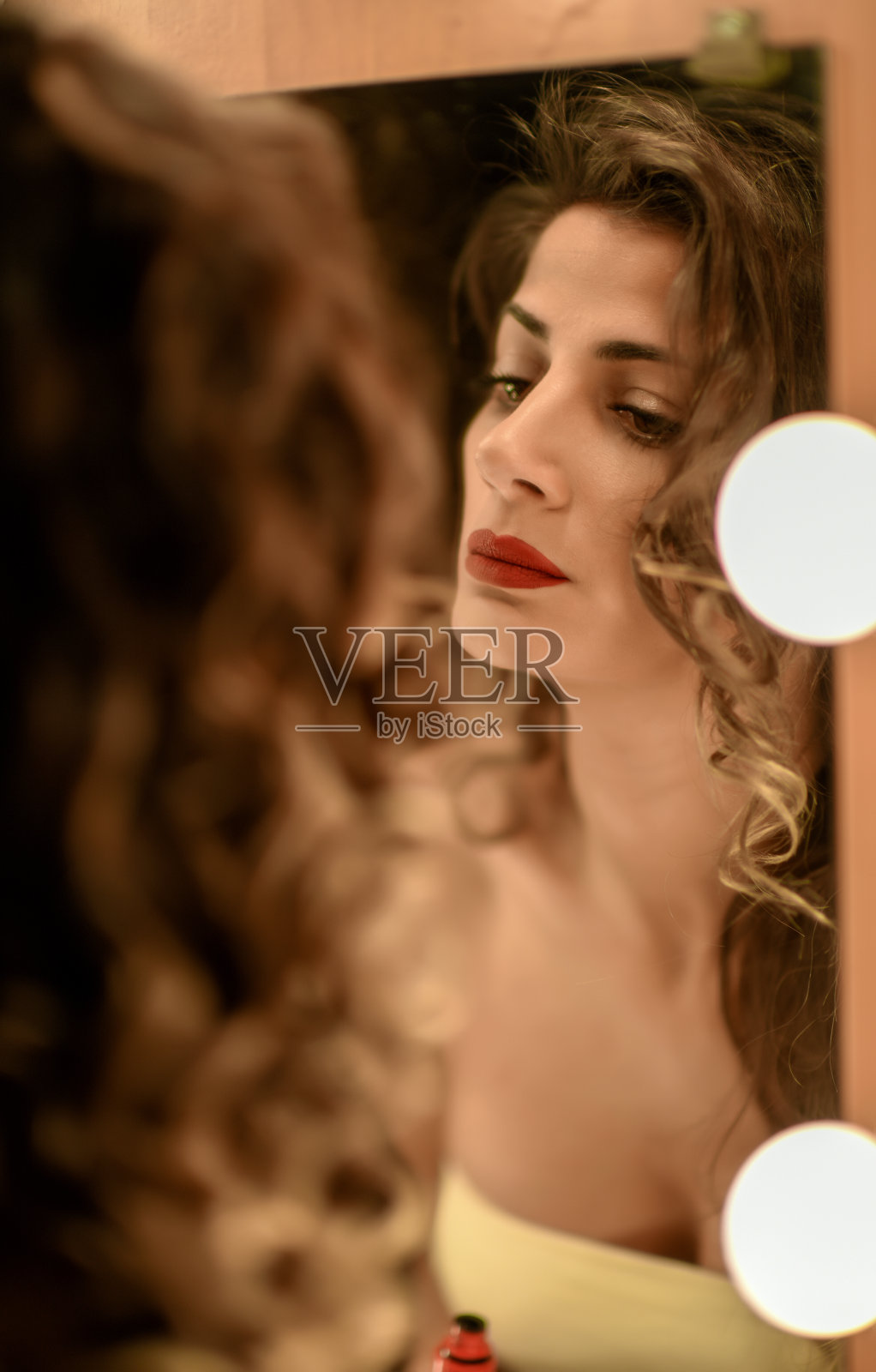 女演员在后台化妆照片摄影图片