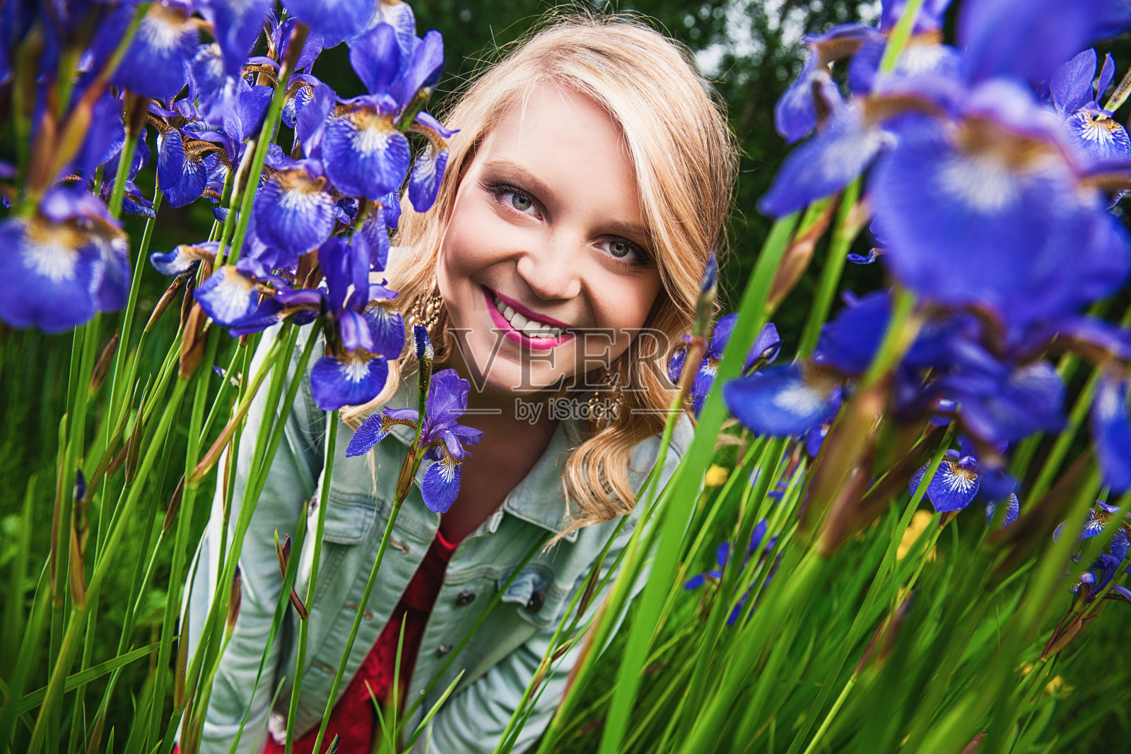 美丽的少年被鲜花包围照片摄影图片
