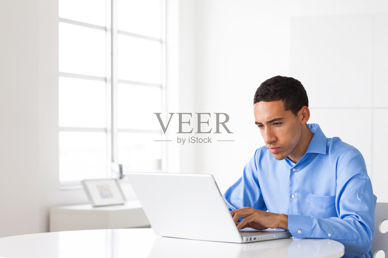 在笔记本电脑上工作照片摄影图片