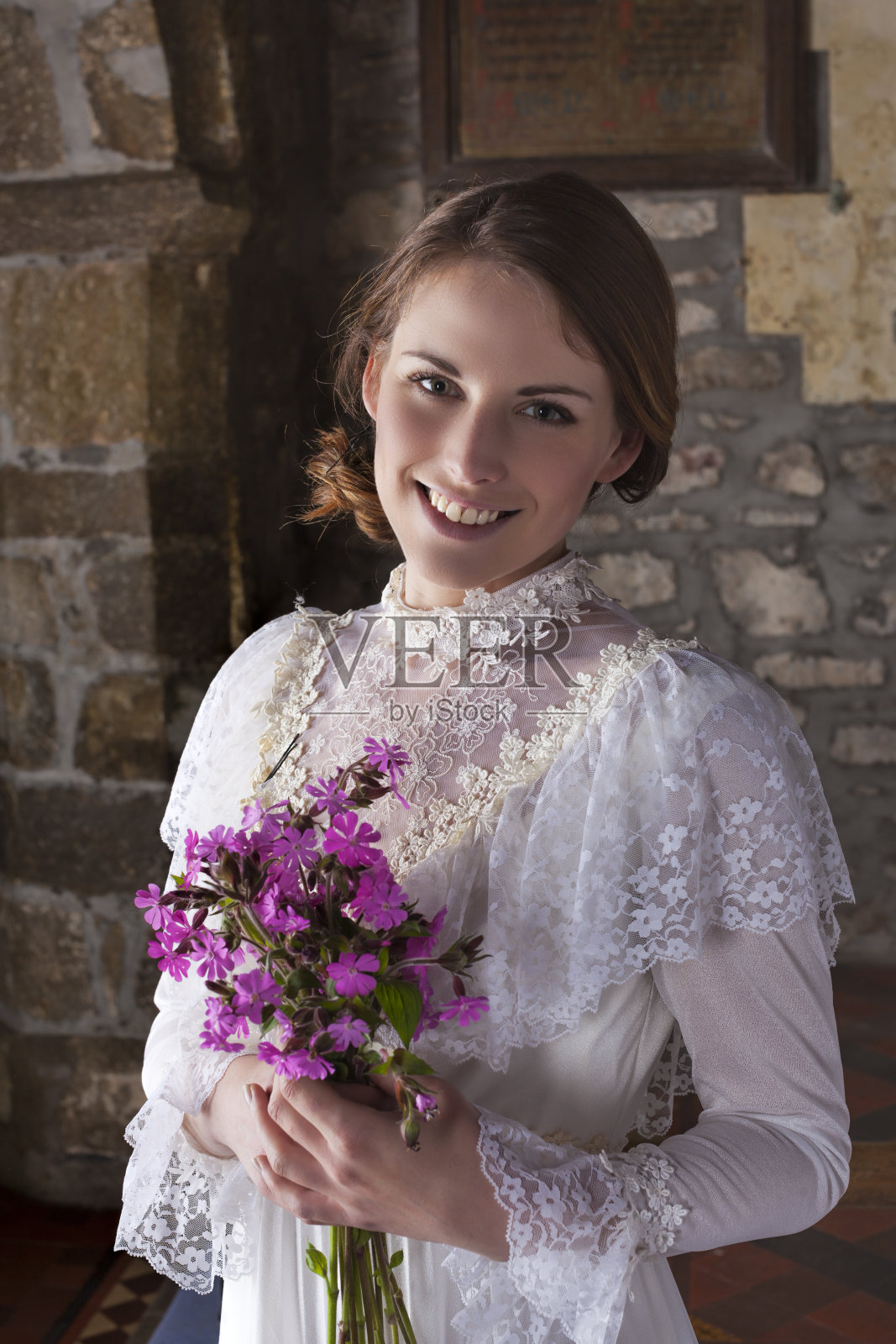 美丽的新娘在教堂等待照片摄影图片