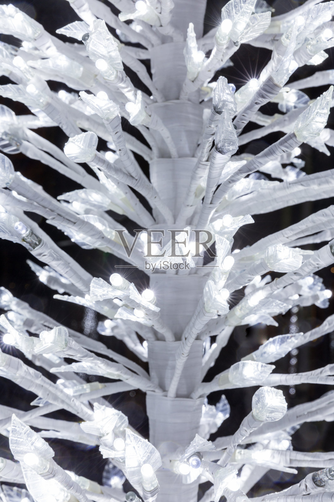 人造圣诞树上的灯在晚上照片摄影图片