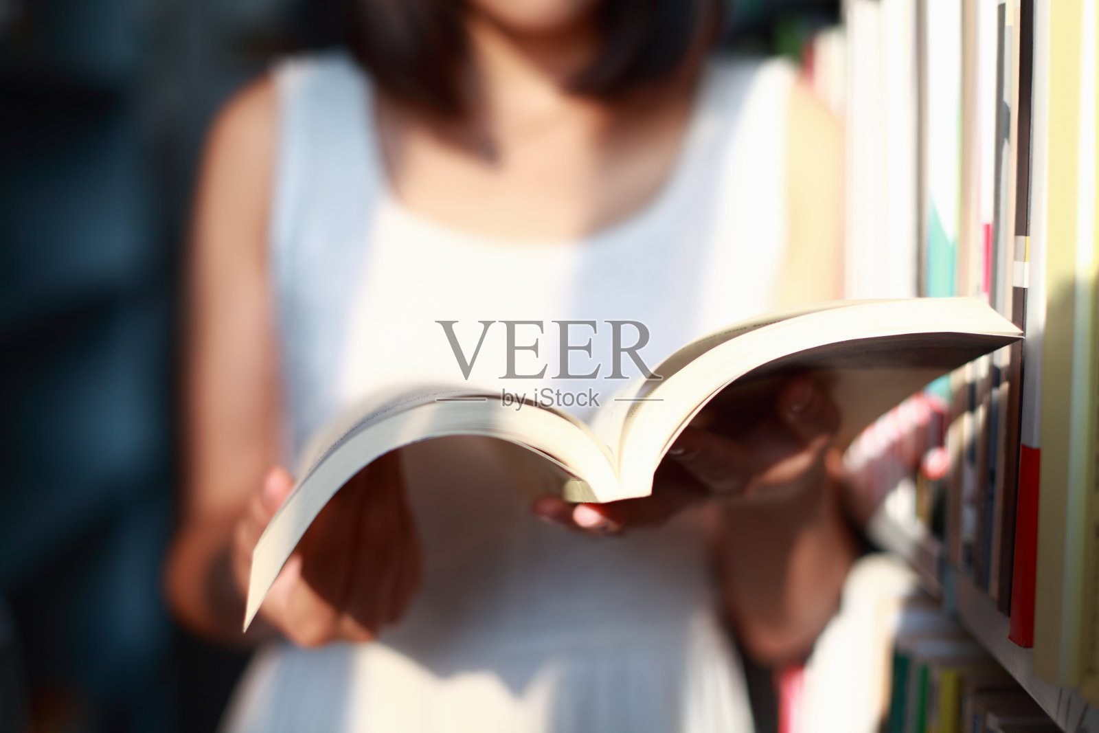 学生在图书馆看书照片摄影图片