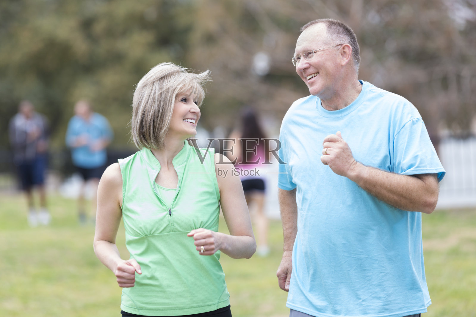 老年夫妇一起锻炼照片摄影图片