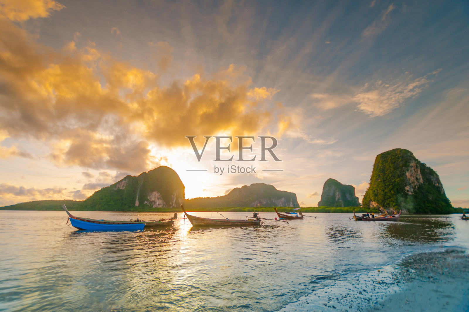 长尾船在美丽的海滩上照片摄影图片