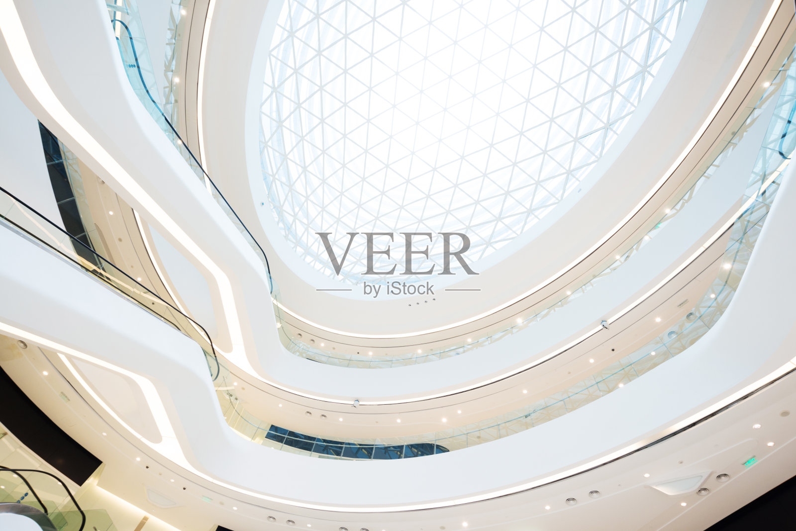 现代办公室的屋顶照片摄影图片