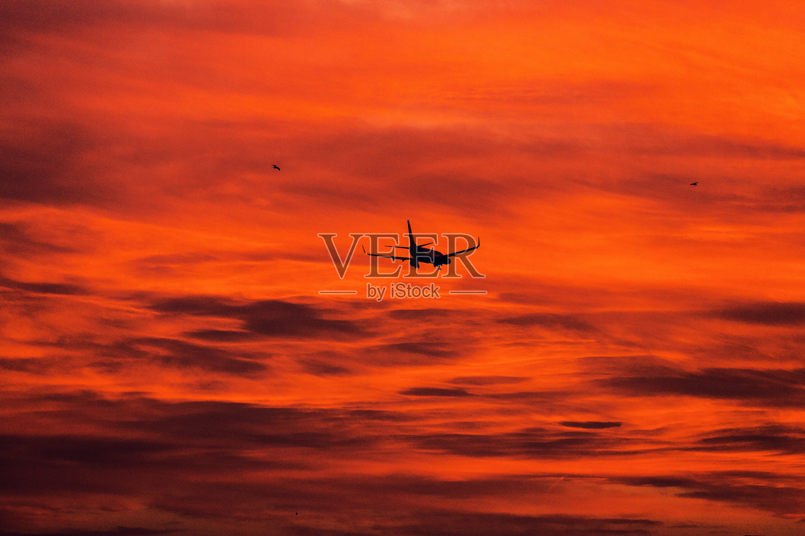 降落在日落时分照片摄影图片