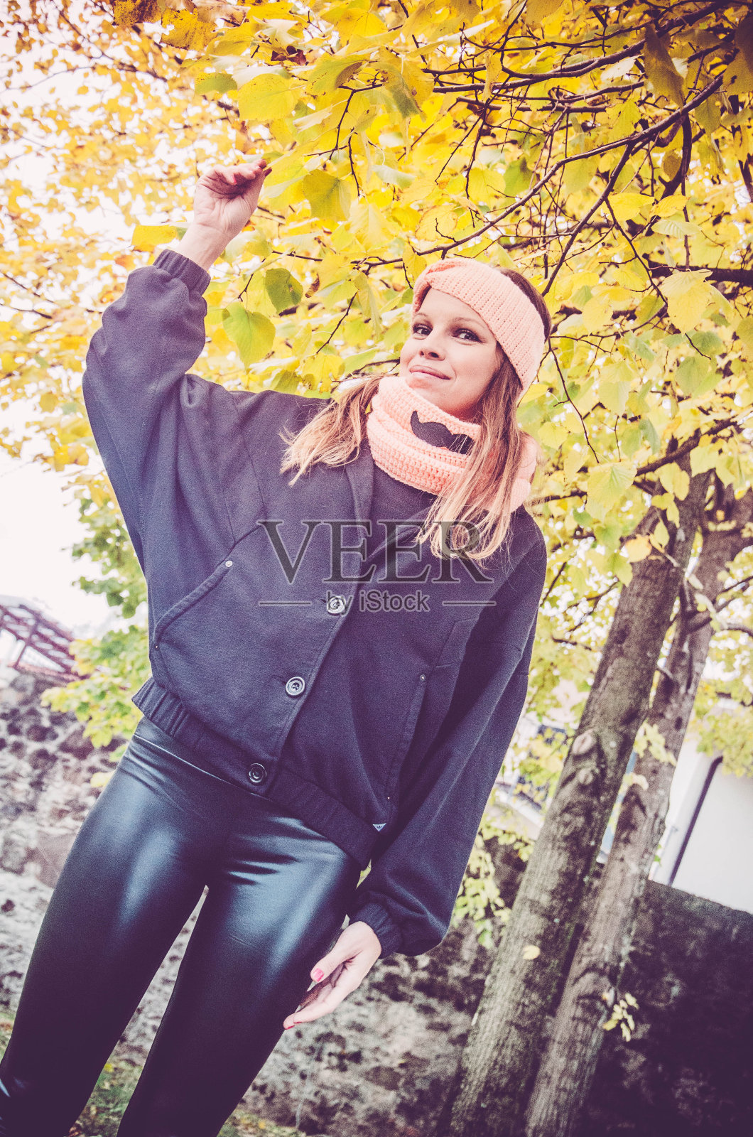 冬去春来,黑发美人穿黑色照片摄影图片