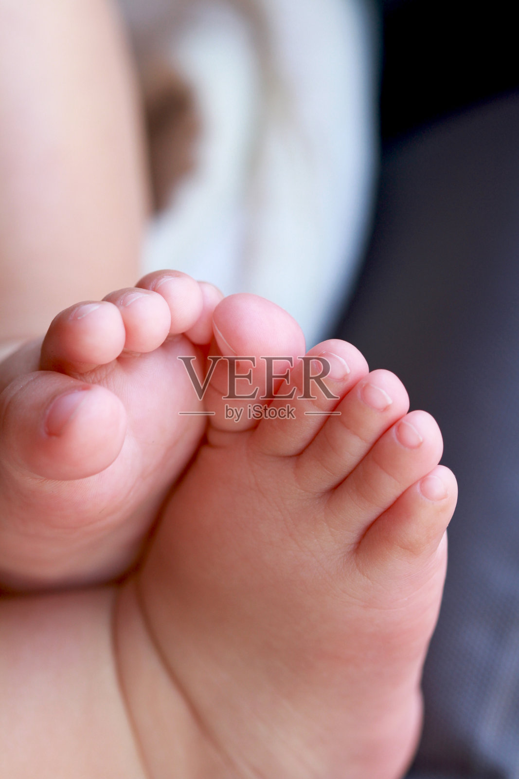 牢牢地抓住宝宝的脚照片摄影图片