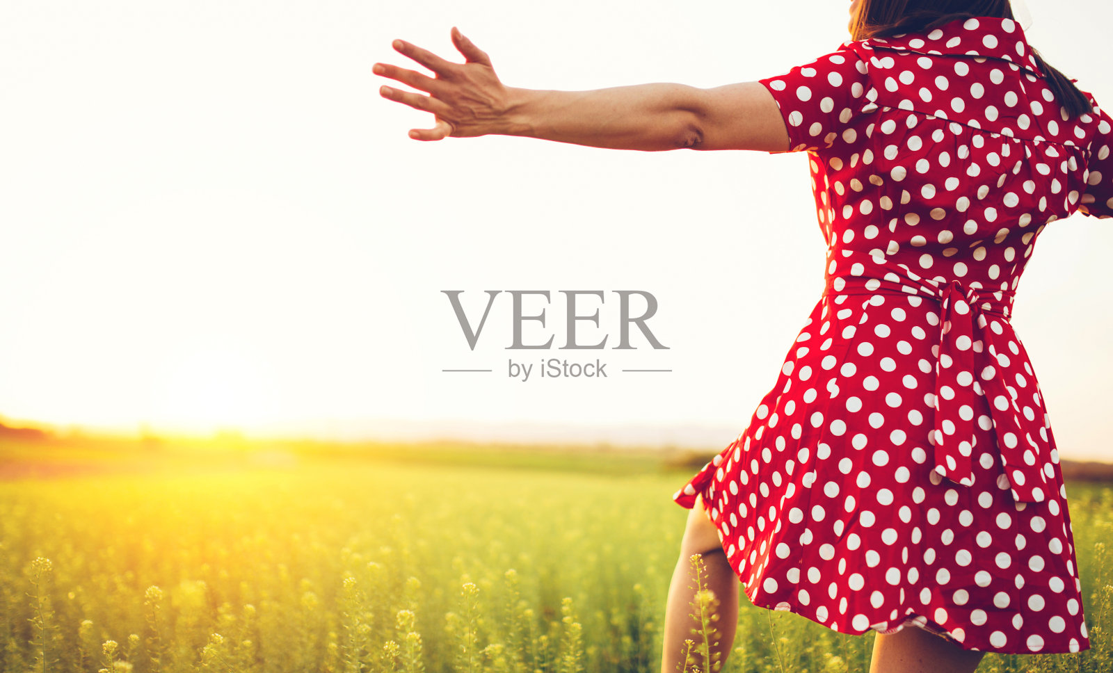 在草地上跑步照片摄影图片