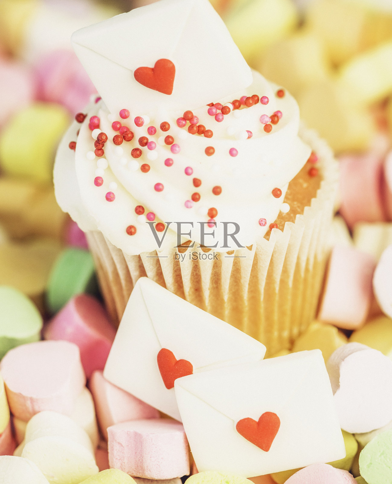 情人节心形装饰的纸杯蛋糕照片摄影图片