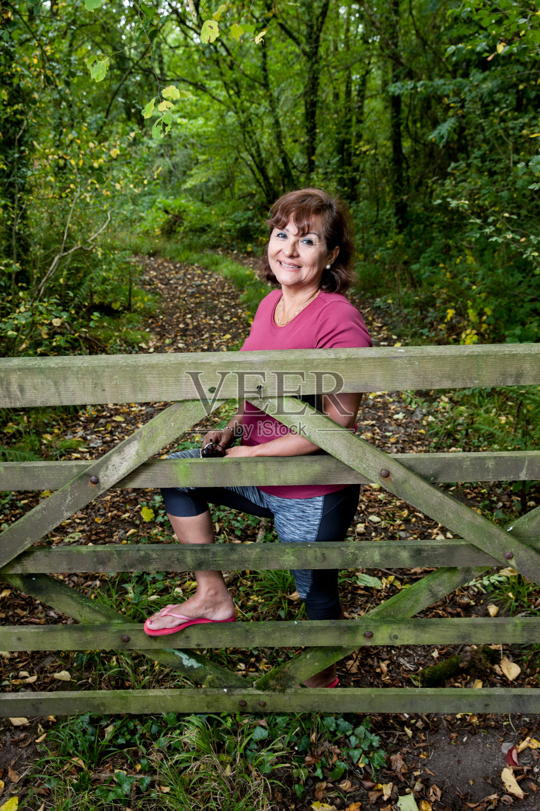 林地门的成熟微笑的西班牙女人照片摄影图片