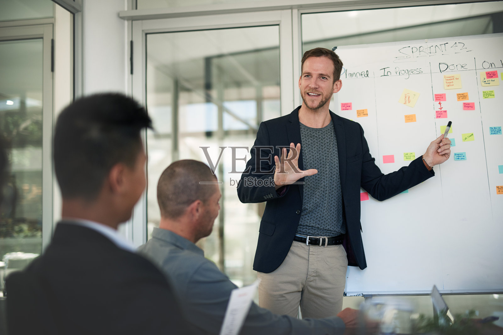 说明他的业务方向照片摄影图片