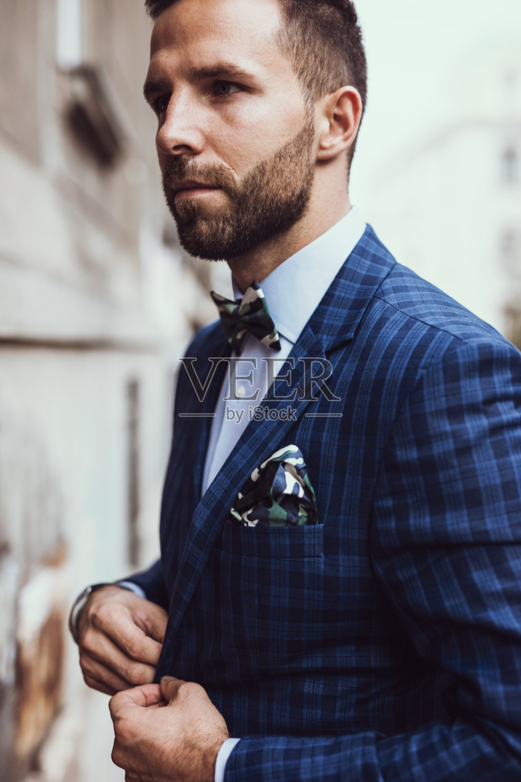 潮人扣上他的夹克照片摄影图片