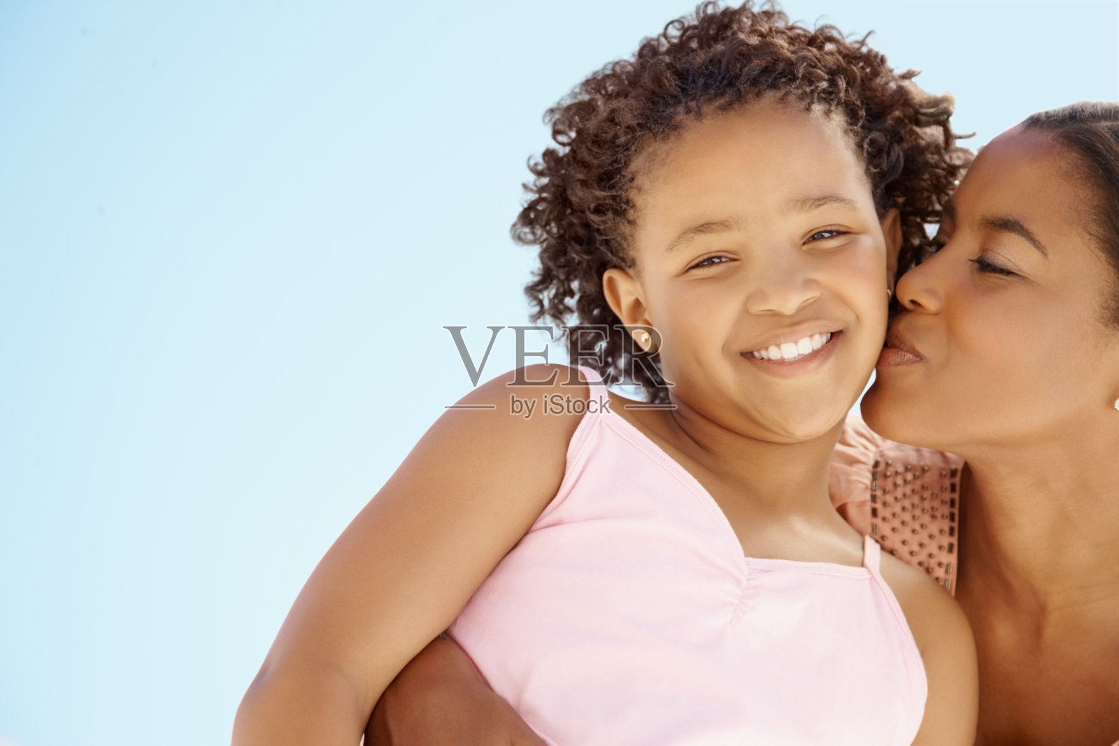 女人亲吻女儿照片摄影图片