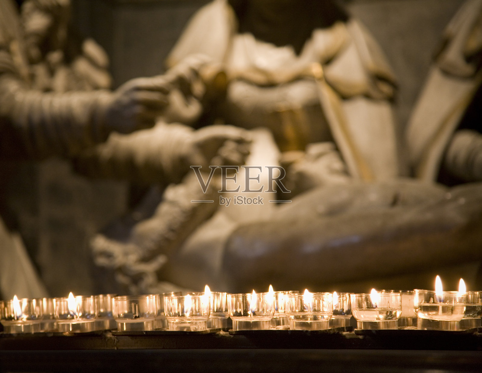 教堂墓前的蜡烛照片摄影图片