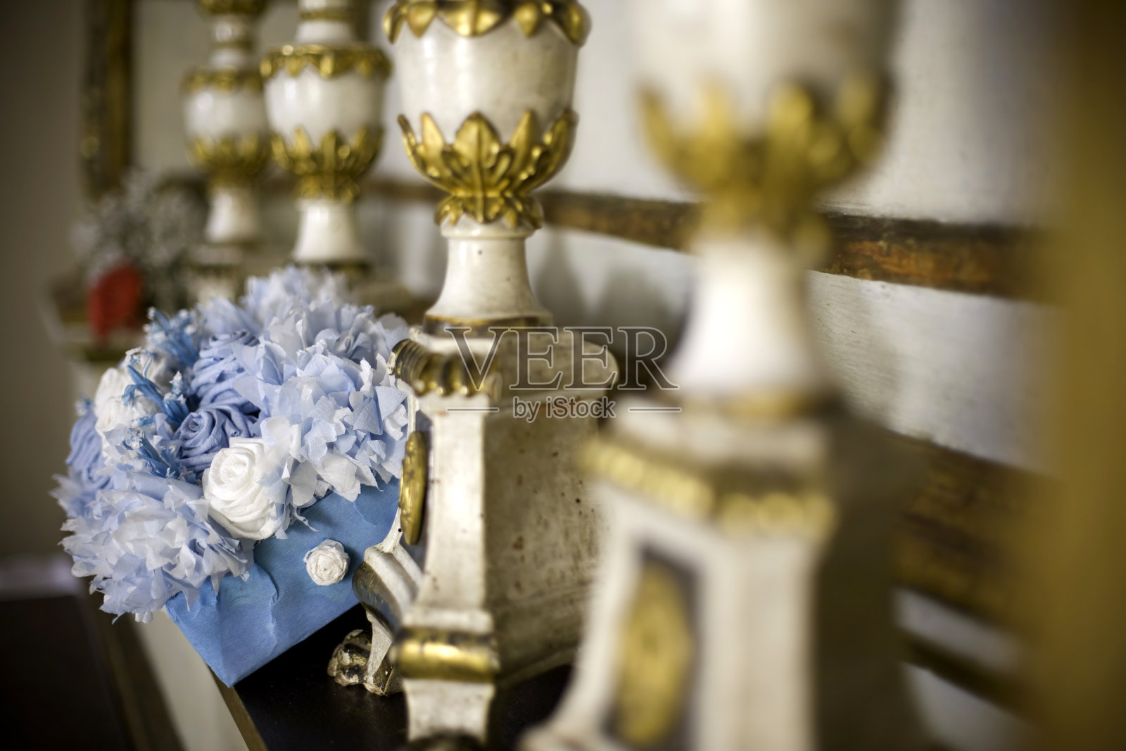 教堂里的鲜花照片摄影图片