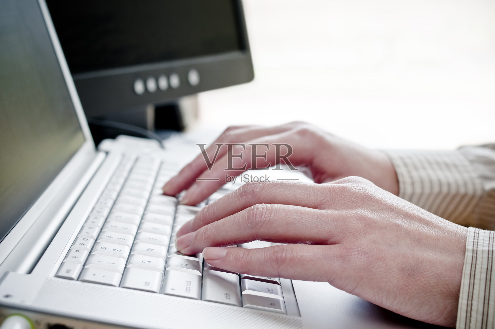 键盘上打字照片摄影图片