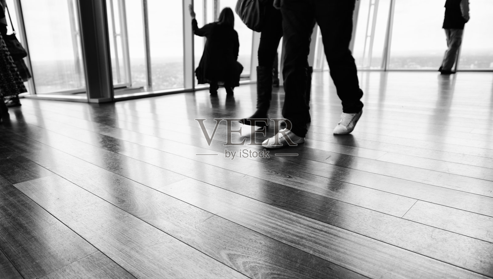 透过窗户看的人照片摄影图片