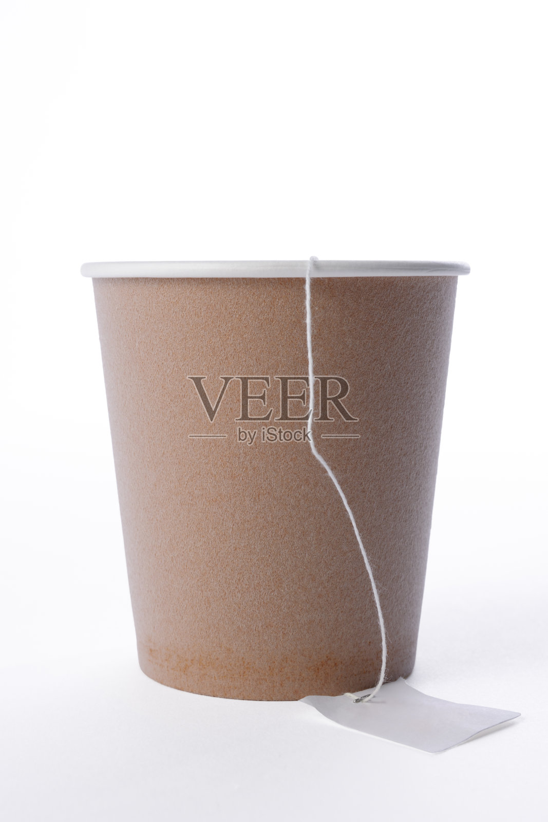 棕色一次性茶杯,白色背景上有茶包照片摄影图片