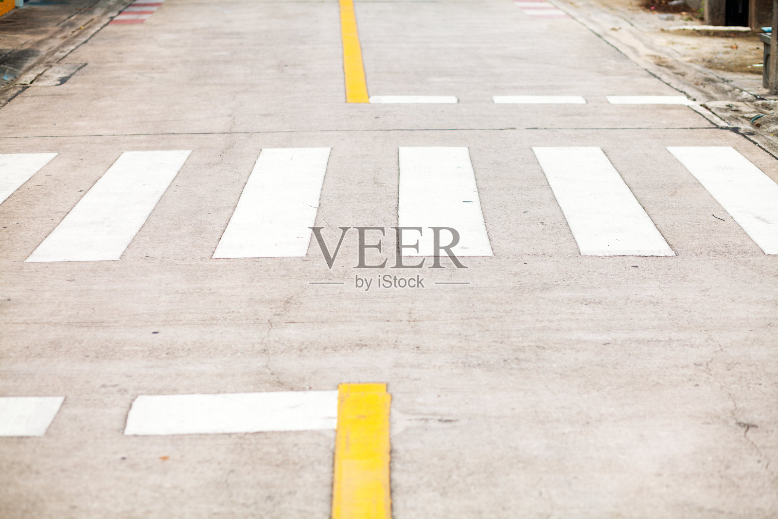 斑马线和黄色路标照片摄影图片