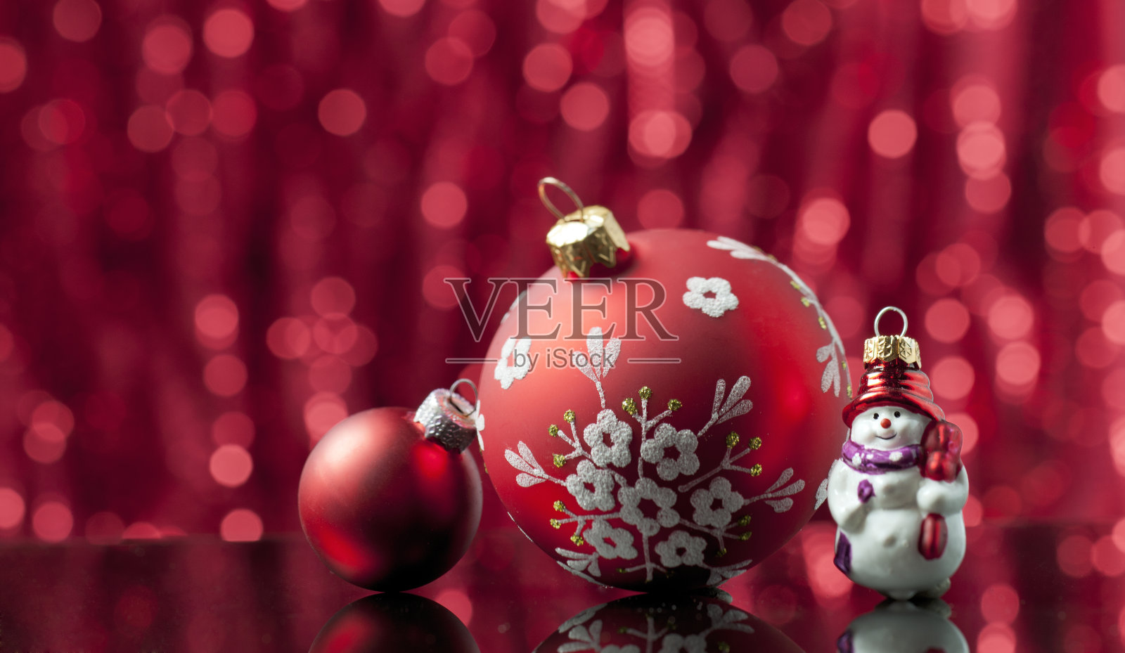 雪花圣诞装饰品和雪人雕像照片摄影图片