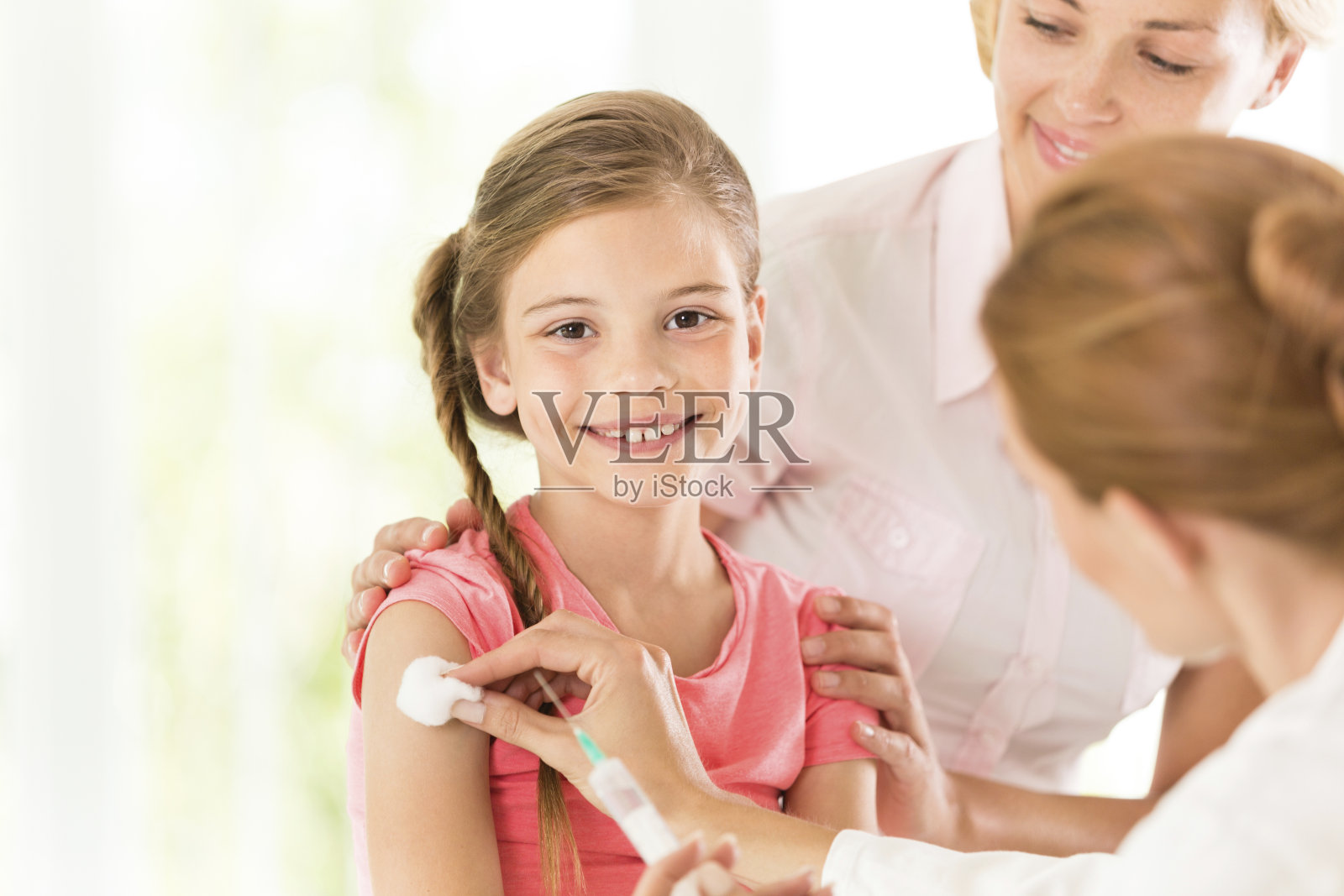 医生给小女孩打针照片摄影图片