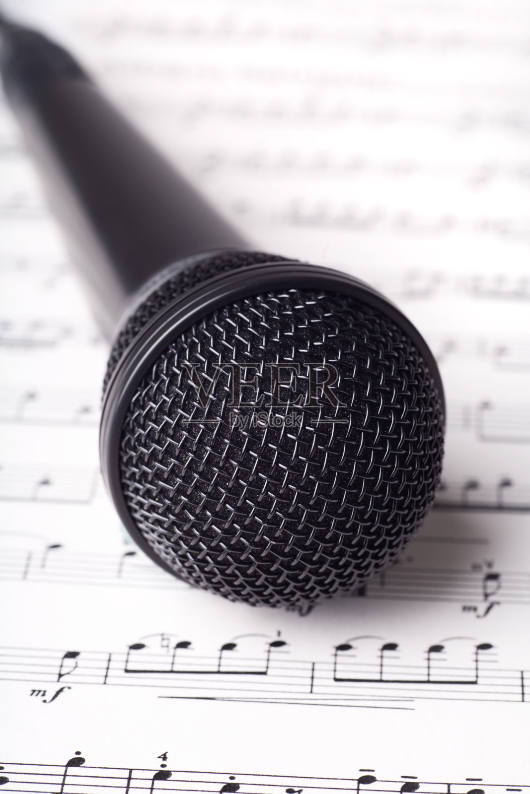 乐谱上的麦克风照片摄影图片