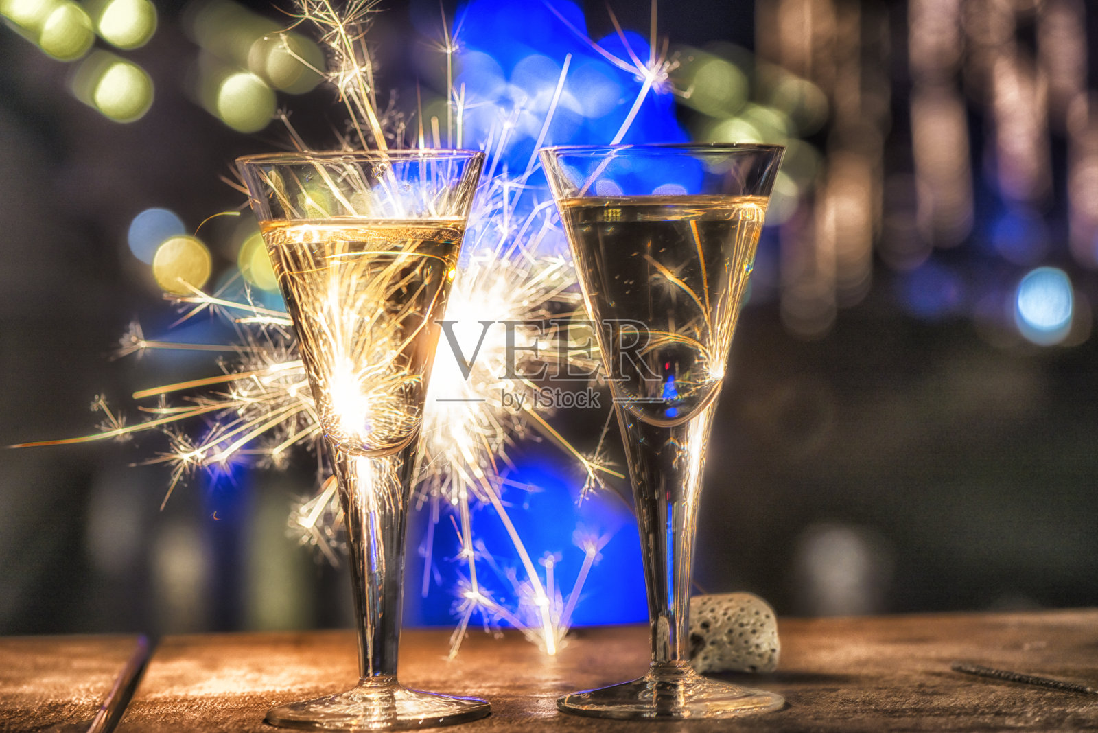 两杯香槟,用烟火照亮照片摄影图片