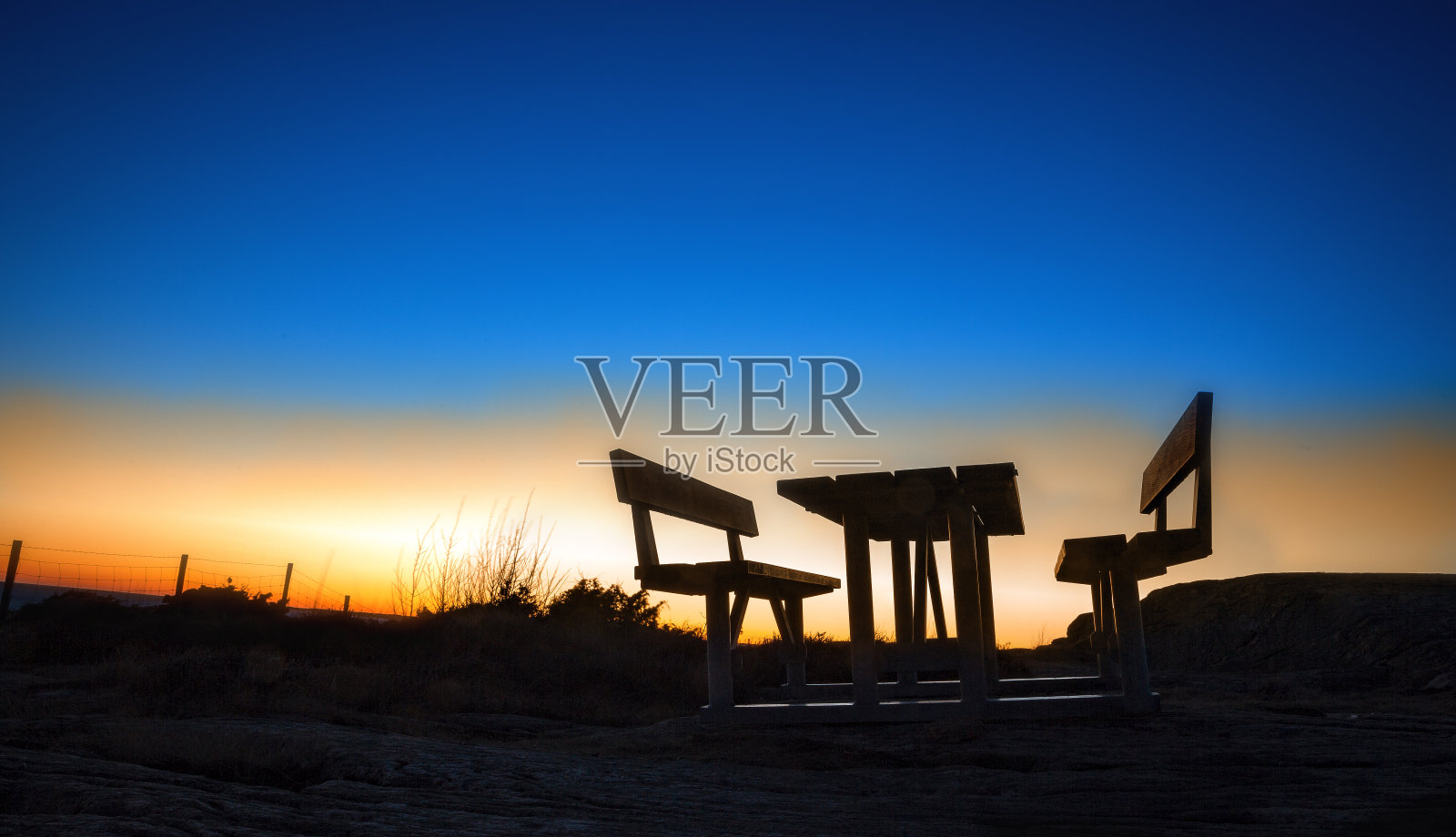 木公园的长椅上照片摄影图片