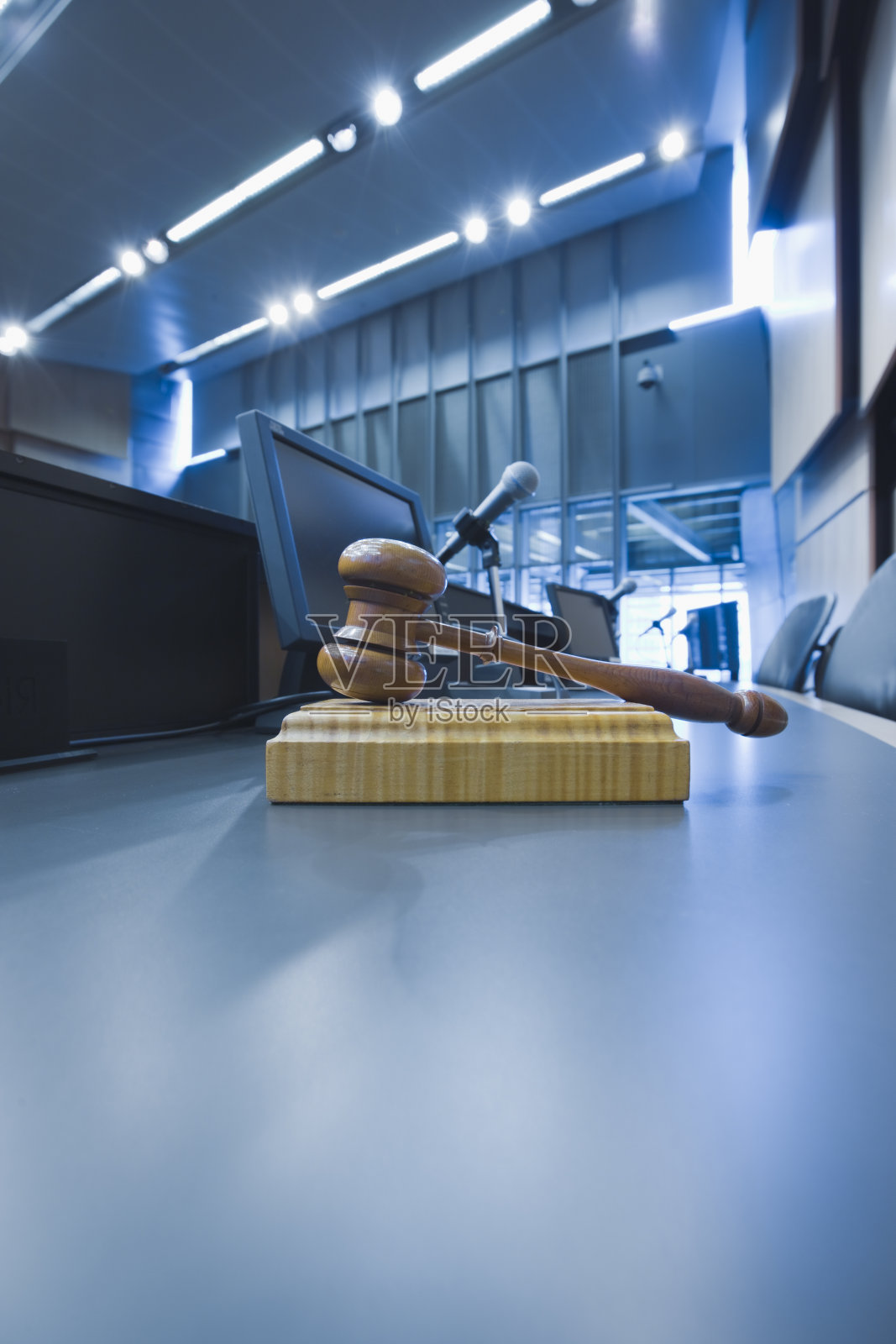 法庭上法官木槌照片摄影图片