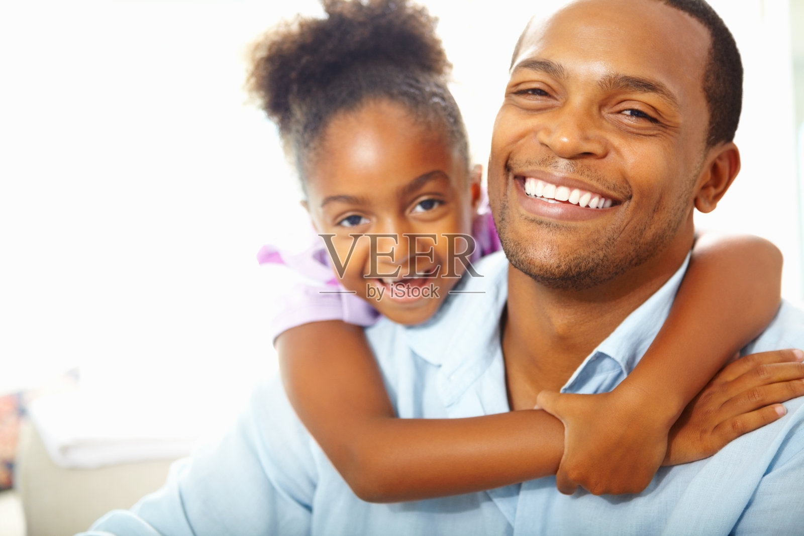 女儿拥抱父亲照片摄影图片