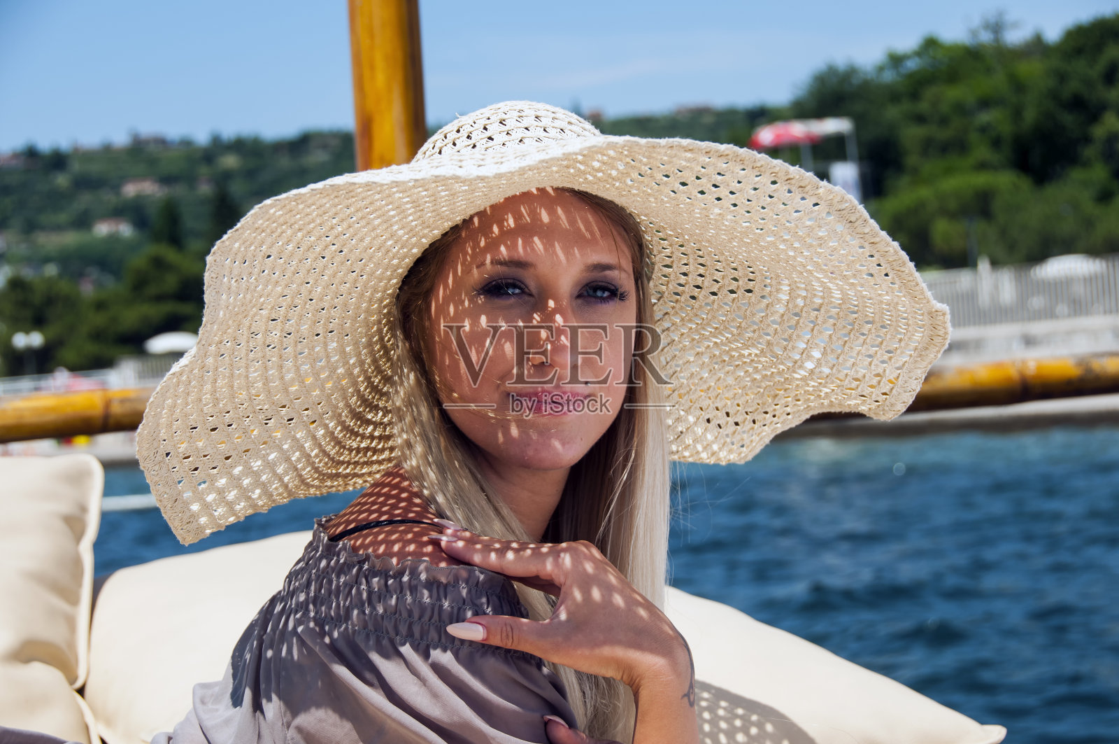 年轻女子在阳光下放松照片摄影图片