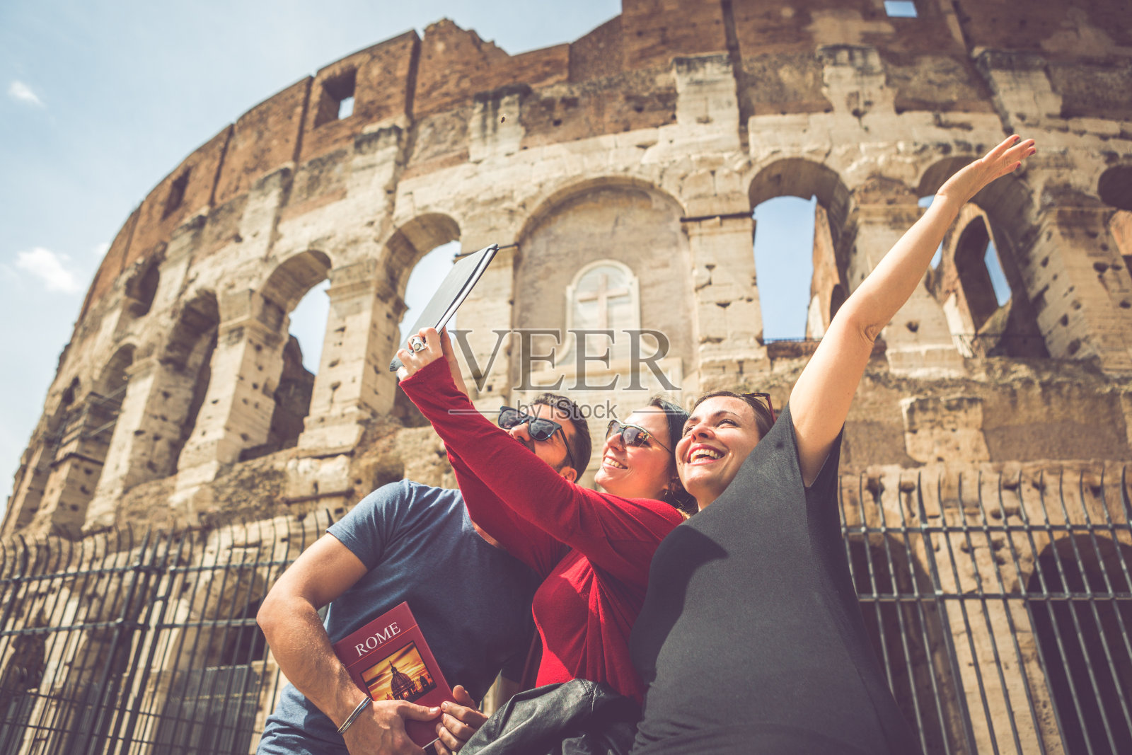 游客在罗马竞技场前自拍照片摄影图片