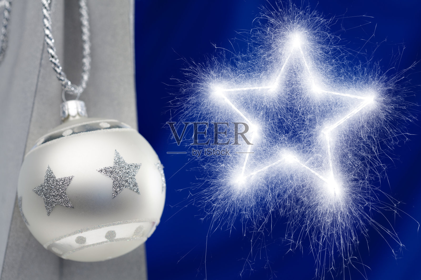 银色的圣诞装饰品和烟花照片摄影图片