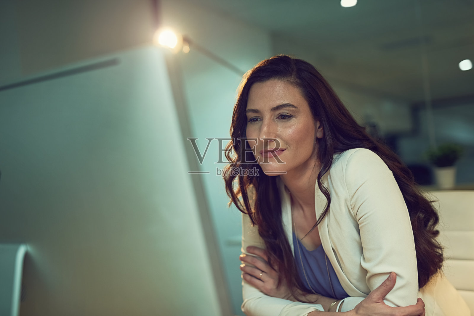 为了完成工作,她什么都愿意做照片摄影图片