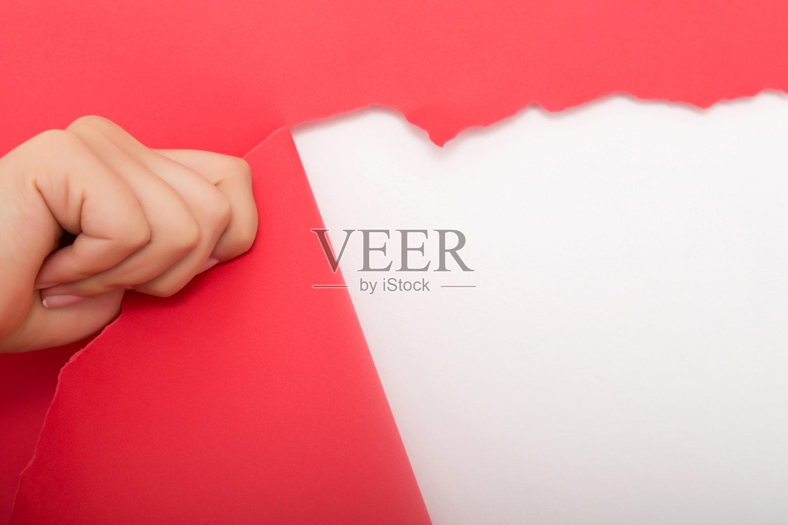 手撕一张红纸照片摄影图片